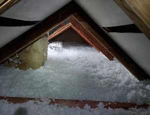 Zateplení stropu rodinného domu pomocí foukané izolace